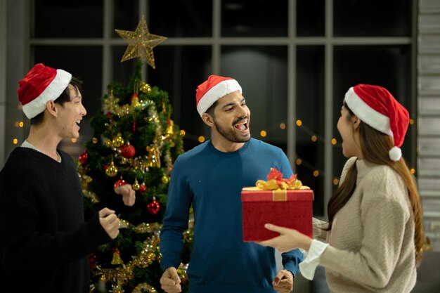 Foto festa di natale per celebrare il nuovo anno amici che si divertono insieme a casa