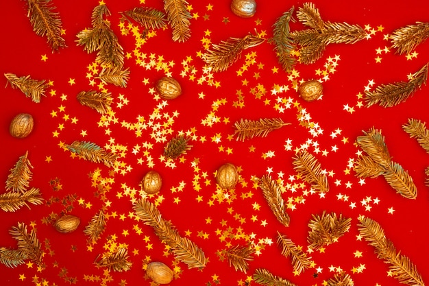 Photo christmas pattern of holiday decorations on red background