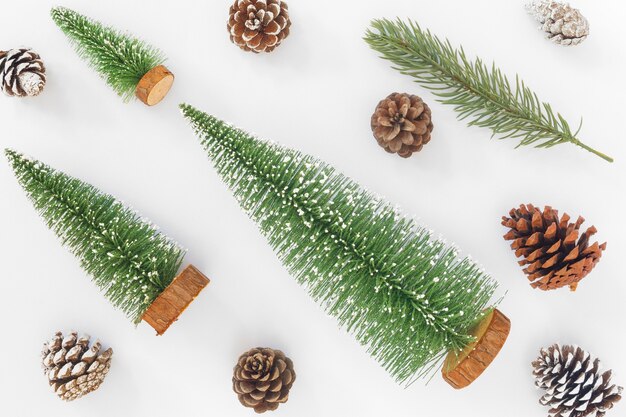 Photo christmas pattern made of christmas tree, pine cones on white background