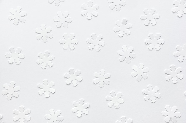 사진 흰색 배경에 종이 눈송이의 크리스마스 패턴