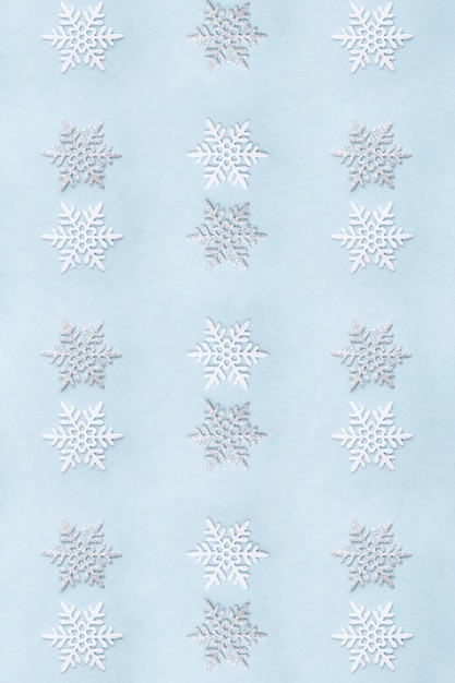 Photo christmas pattern silver and white snowflakes on pastel blue background