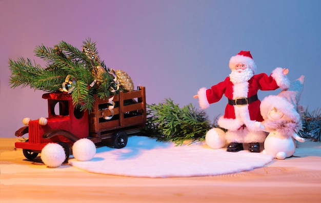 제품의 크리스마스 받침대, 새해 자동차가 있는 구성 정물, 보라색 배경