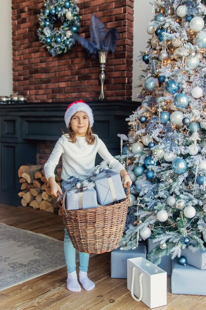 贈り物とクリスマスの写真の子