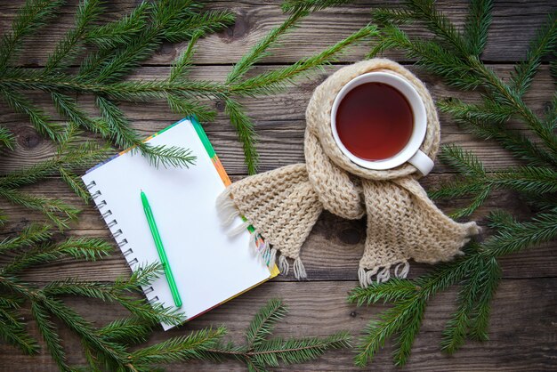 スカーフでお茶のマグとクリスマスの写真