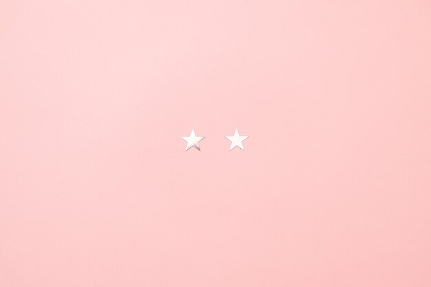 ピンク色の背景に銀の星紙吹雪の作られたクリスマス子豚最小限の概念。