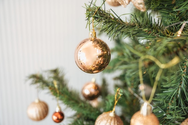사진 장식용 황금 공과 값싼 장식용 크리스마스 소나무
