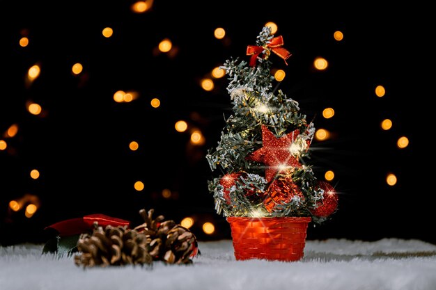 사진 은 장식과 배경에 보케 빛이 있는 크리스마스 파인 트리