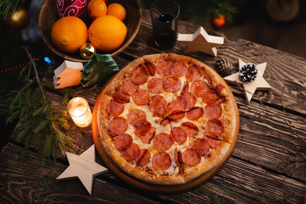 Рождественская пицца на деревянной доске