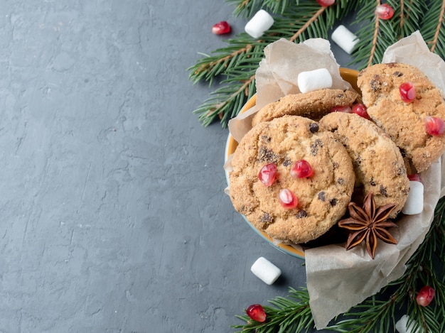 クッキーチョコレートザクロコンクリートのクリスマスプレート、コピースペース