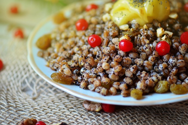 Porridge di natale con uvetta arancia candita e mandorle budino di frumento e frutti di bosco per natale