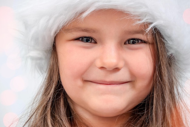 Рождественский портрет ребенка в шапочке