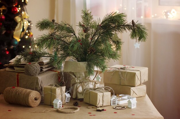 Preparazione e composizione natalizia rami di conifere con ornamenti realizzati con materiali naturali