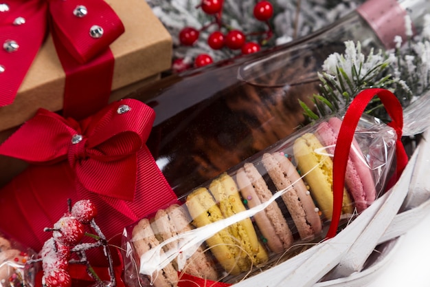 Photo christmas present in basket with  pastry, wine, decor