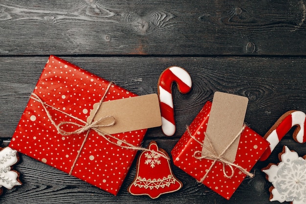 クリスマスプレゼントと木製の背景の上面図にお祝いジンジャーブレッドクッキー
