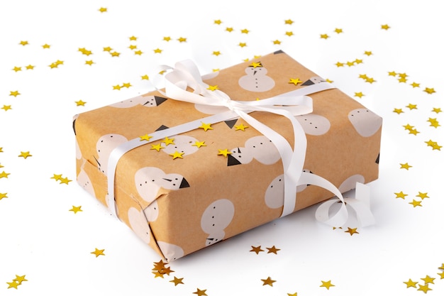 색종이 흰색 배경에 고립 된 크리스마스 선물 선물 상자