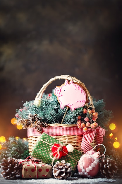 Photo christmas presents in a basket with fir branches