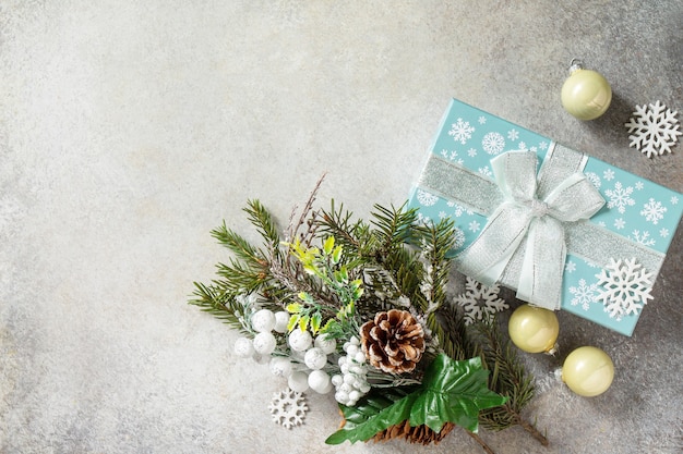 Regali di natale regalo scatola blu e decorazioni per rami di albero vista dall'alto spazio di copia