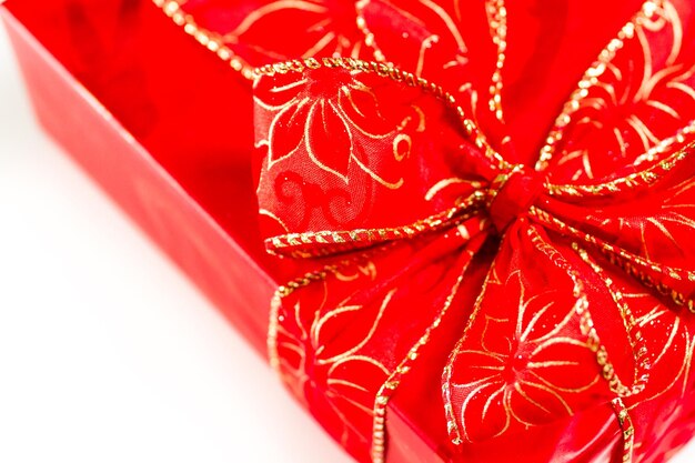 Рождественские подарки, завернутые в красную бумагу.