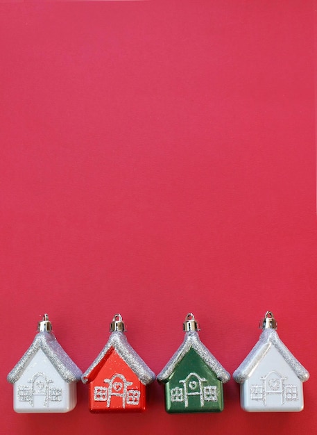 Рождественский красный фон с рождественским украшением, вид сверху, макет
