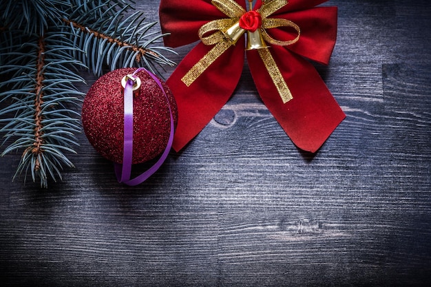 Рождественский красный лук игрушка вечнозеленая сосновая ветвь праздники концепция