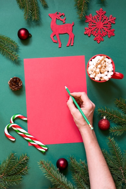 Рождественское красное письмо Деду Морозу на зеленом.