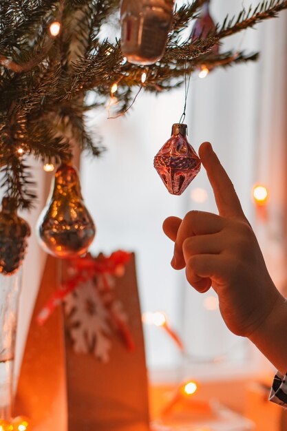 Рождественский деревенский старый окно ночь с украшенными еловыми ветками стеклянная банка ретро-украшения детские руки сенсорный подарок