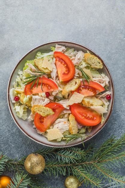 Рождественский салат. Салат Цезарь из курицы с гренками, тертый сыр, помидор