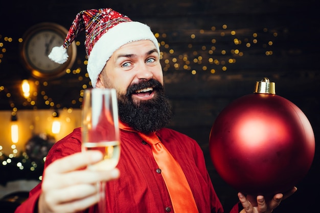 爆弾とクリスマスサンタクロース。クリスマスのお祝いの休日。ファッションの赤いドレスのクリスマスの男