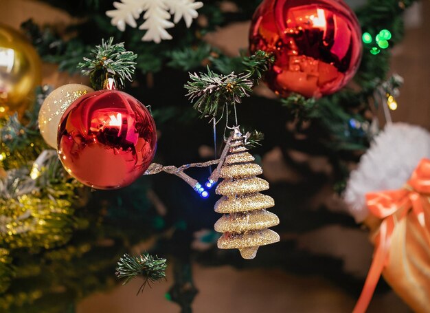 Photo christmas scene with tree and fire in background