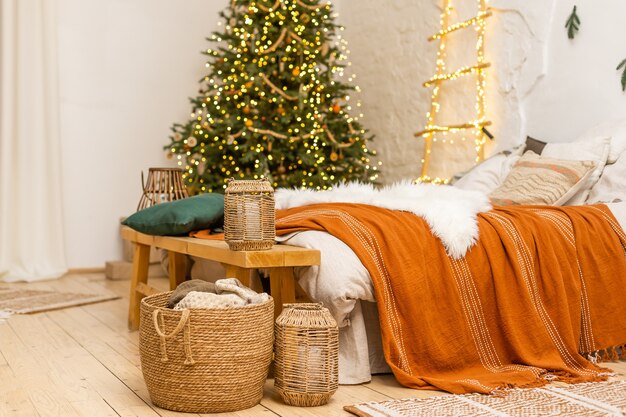 Foto scena di natale con regali di albero, interni di natale