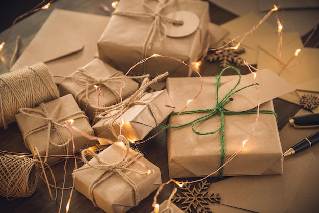 Photo christmas season gift boxes with envelopes laying on the rustic table