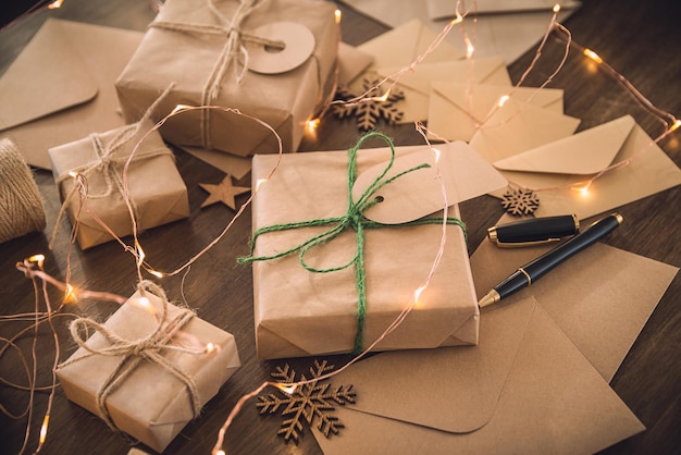 Photo christmas season gift boxes with envelopes laying on the rustic table