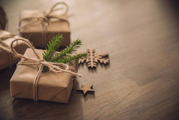 Photo christmas season gift boxes with spruce branch on the rustic table