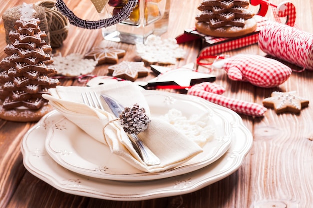 Photo christmas serving table in shabby chic style. gingerberad decorations