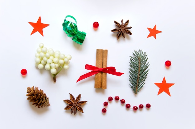 Foto insieme stabilito di natale su backgound bianco con cannella