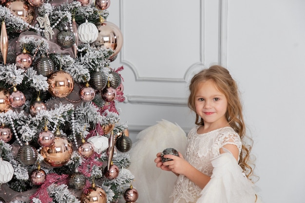 Riprese di natale di una bambina carina in studio con le ali