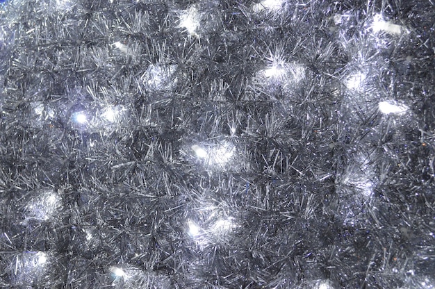 写真 クリスマスの銀色のふわふわのティンゼル花束と電球の灯り 中電灯の灯り 新年の背景