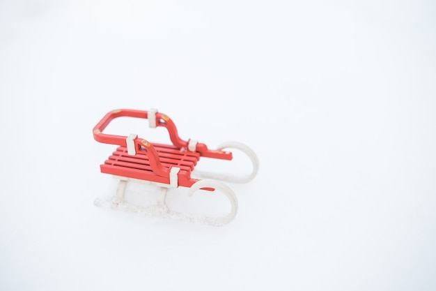 Photo christmas sleigh toy on snow. merry christmas. high quality photo