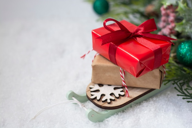 Slitta di natale con scatole regalo sulla neve. cartolina d'auguri astratta di inverno