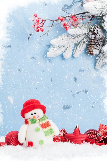 Рождественский снеговик и ель в снегу Просмотр с пространством для копирования текста
