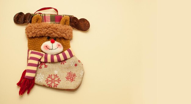 Новогодний носок для подарков с изображением медведя
