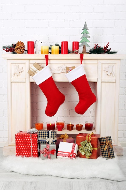 Рождественские носки, висящие на камине в комнате