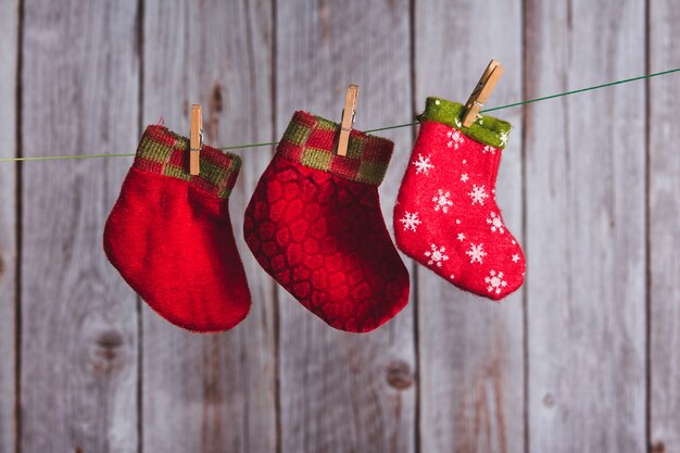 クリスマスの靴下は洗濯バサミで吊るされていました。スペースをコピーします。セレクティブフォーカス。