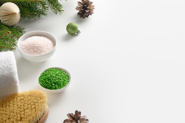 Christmas Spa wellness-concept met cosmetische aroma olie dennenappels op witte achtergrond