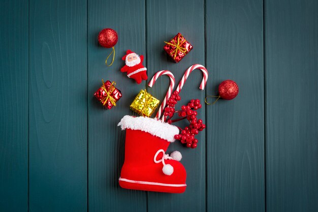 Christmas speelgoed - herten, ballen, geschenkdoos, mountain ash, lolly, boom op donkergrijze houten tafel gelukkig nieuw jaar concept