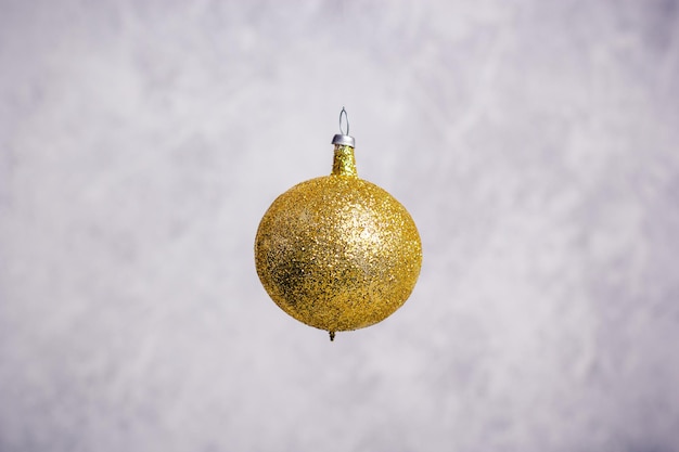 灰色の背景で浮いているクリスマス球