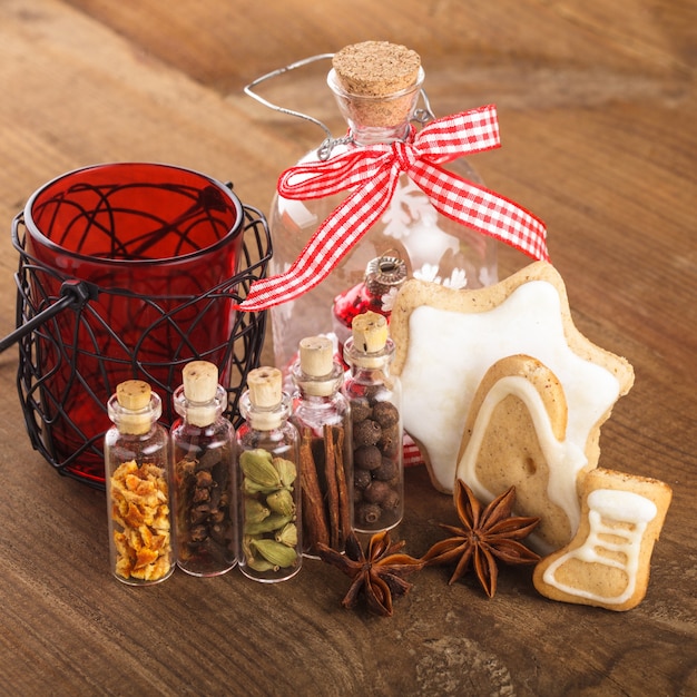 Рождественские специи для глинтвейна или имбирного печенья в маленьких декоративных бутылочках