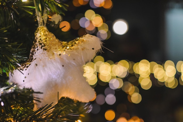 Рождественская звезда. Рождественская елка. новогодние украшения и красочный фон