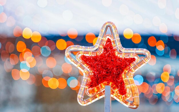 Decorazione della stella di natale al mercatino di natale in inverno berlino, germania. fiera dell'avvento e bancarelle con oggetti di artigianato sul bazaar. in europa. natale di strada tedesco e vacanze in città o paesi europei.