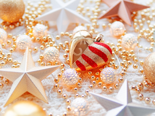 Foto decorazioni della stella di natale su bianco lavorato a maglia.